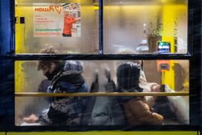 Люди в громадському транспорті