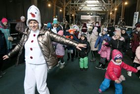 Children have fun with an animator in a suit of snowman Olaf