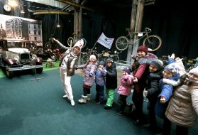 Children have fun with an animator in a suit of snowman Olaf