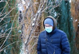 Чоловік у захисній масці