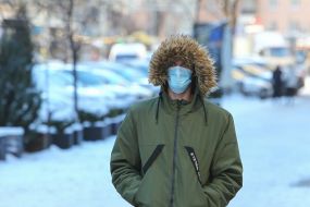 Чоловік у захисній масці