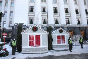 Новорічно-різдвяне містечко біля Офісу Президента у Києві