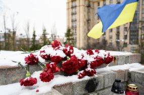 Flowers and the flag of Ukraine on the Alley of Heroes of the Heavenly Hundred