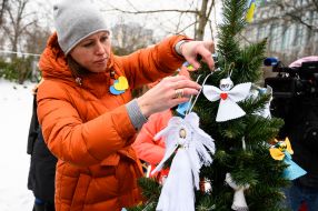 Installation of a Christmas tree on the Alley of Heroes of the Heavenly Hundred