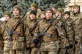 Бійці 128-ї окремої гірсько-штурмової Закарпатської бригади урочистим маршем проходять центром міста