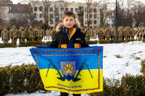 Хлопчик тримає прапор