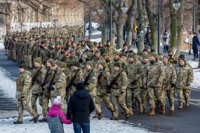 Бійці 128-ї окремої гірсько-штурмової Закарпатської бригади урочистим маршем проходять центром міста
