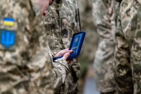 Військовослужбовець розглядає отриману нагороду