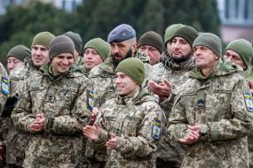 Учасники урочистостей з нагоди повернення бійців 128-ї окремої гірсько-штурмової Закарпатської бригади