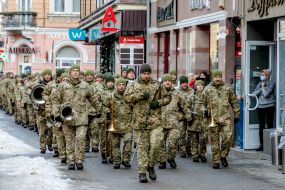 Бійці 128-ї окремої гірсько-штурмової Закарпатської бригади урочистим маршем проходять центром міста
