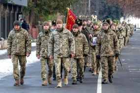 Бійці 128-ї окремої гірсько-штурмової Закарпатської бригади урочистим маршем проходять центром міста