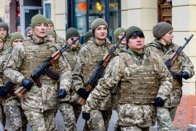 Бійці 128-ї окремої гірсько-штурмової Закарпатської бригади урочистим маршем проходять центром міста