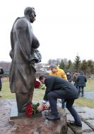 Покладання квітів до пам'ятника Степану Бандері