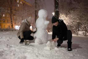 Girls make a snowman