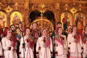 Christmas carols and chants performed by the academic Volyn folk choir
