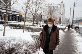 A man wearing a respirator mask