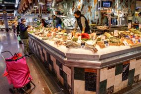 Торговля морепродуктами на рынке Сан-Жузеп