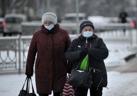 Пожилые женщины в медицинских масках на улице в Киеве