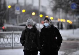 Девушки в медицинских масках на улице в Киеве