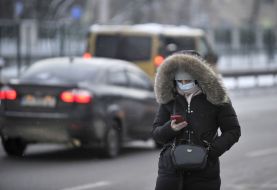 Женщина в медицинской маске на улице в Киеве