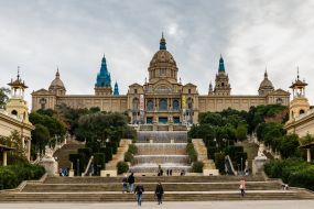 Вид на фонтаны и здание Национального музея искусства Каталонии в Барселоне