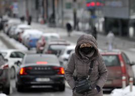 Женщина в медицинской маске на улице в Киеве