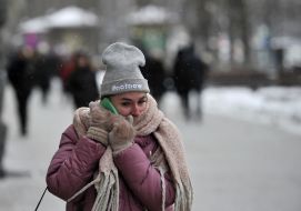 Девушка идет по улице в Киеве