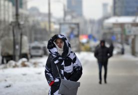 Девушка идет по улице в Киеве