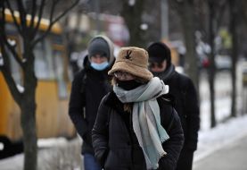 Женщина в медицинской маске на улице в Киеве