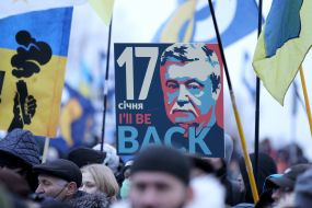 Supporters of Poroshenko near the airport "Kyiv"