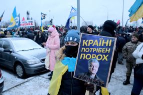Supporters of Poroshenko near the airport "Kyiv"