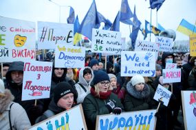 Supporters of Poroshenko near the airport "Kyiv"