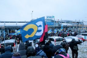 Supporters of Poroshenko near the airport "Kyiv"