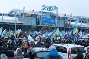 Supporters of Poroshenko near the airport "Kyiv"