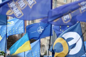 Supporters of Poroshenko near the Pechersky District Court of Kyiv