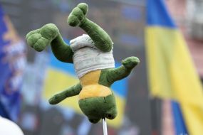 Soft toy in the form of a frog