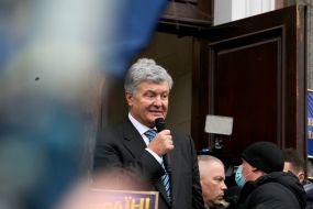 Petro Poroshenko near the building of the Pechersky District Court of Kyiv