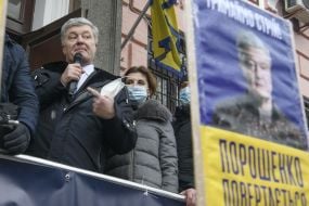 Петр Порошенко  возле здания Печерского райсуда