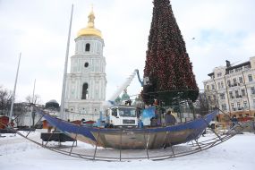 Dismantling of the main Christmas tree on Sophia Square in Kyiv