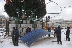 Dismantling of the main Christmas tree on Sophia Square in Kyiv