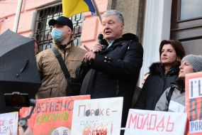 Petro Poroshenko and Maryna Poroshenko near the building of the Pechersk district court