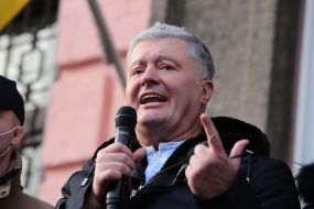 Petro Poroshenko near the building of the Pechersk district court