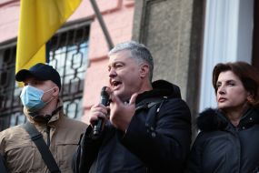 Petro Poroshenko and Maryna Poroshenko near the building of the Pechersk district court