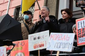 Petro Poroshenko and Maryna Poroshenko near the building of the Pechersk district court