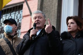 Petro Poroshenko and Maryna Poroshenko near the building of the Pechersk district court