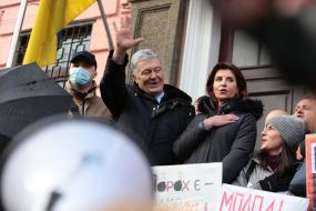 Petro Poroshenko and Maryna Poroshenko near the building of the Pechersk district court