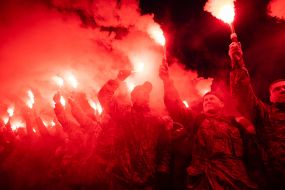 Petro Poroshenko's supporters light fires