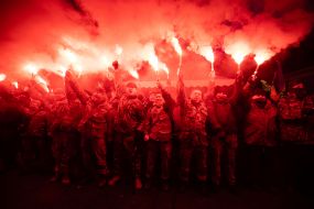 Petro Poroshenko's supporters light fires