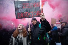 Petro Poroshenko's supporters light fires
