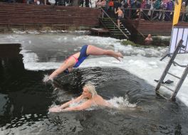 Participants of "Walrus Fest-2022" during the swim